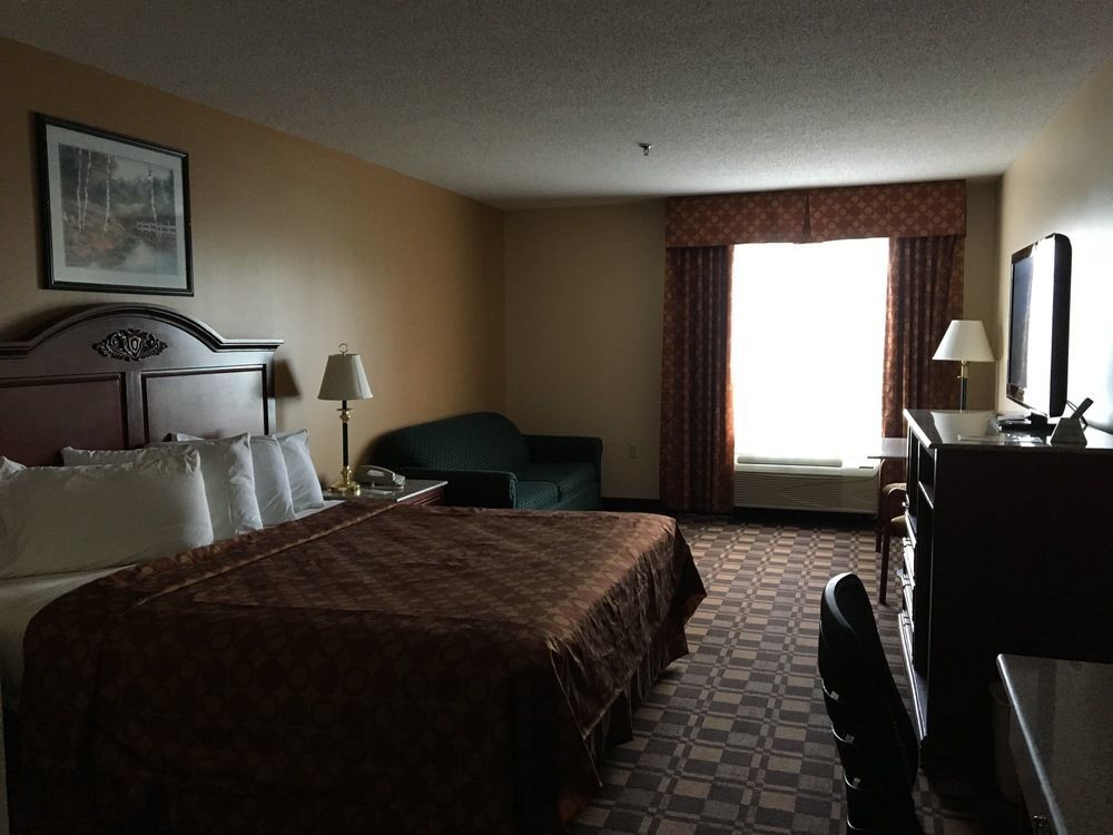 Cabot Inn & Suites Lancaster Bagian luar foto