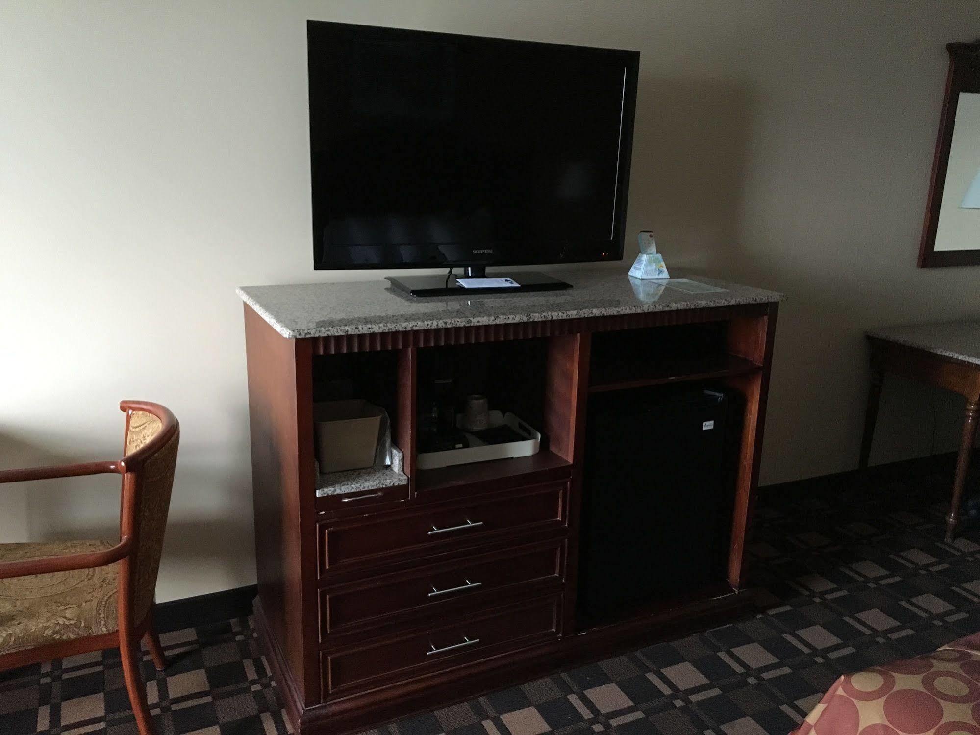 Cabot Inn & Suites Lancaster Bagian luar foto