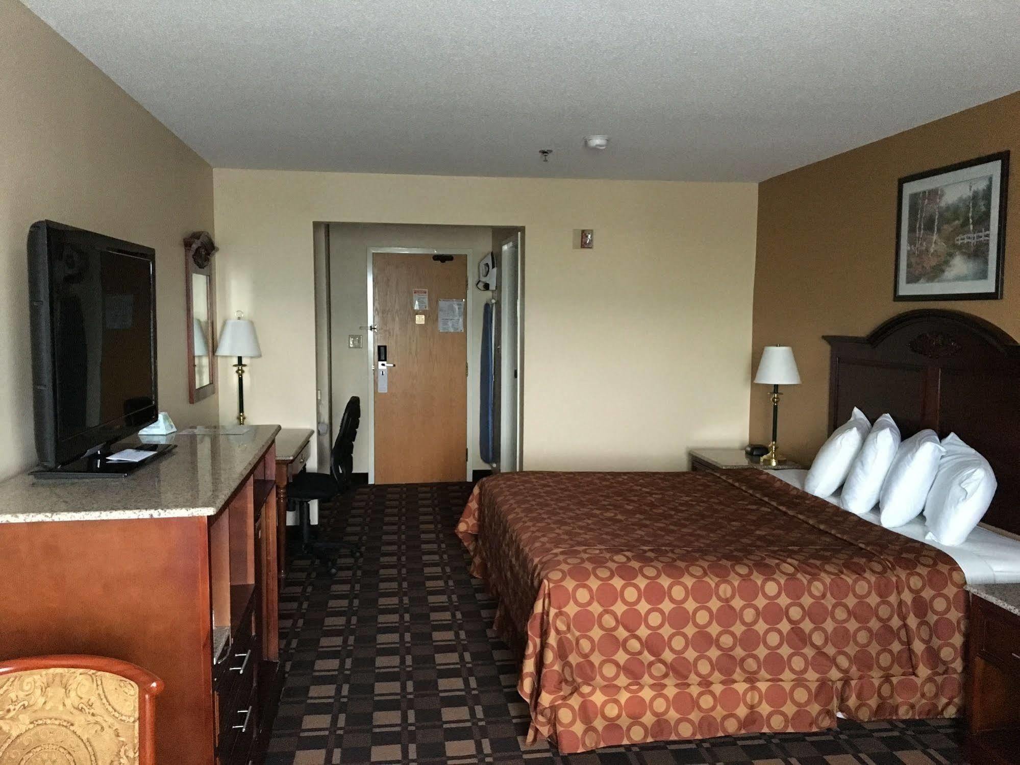 Cabot Inn & Suites Lancaster Bagian luar foto