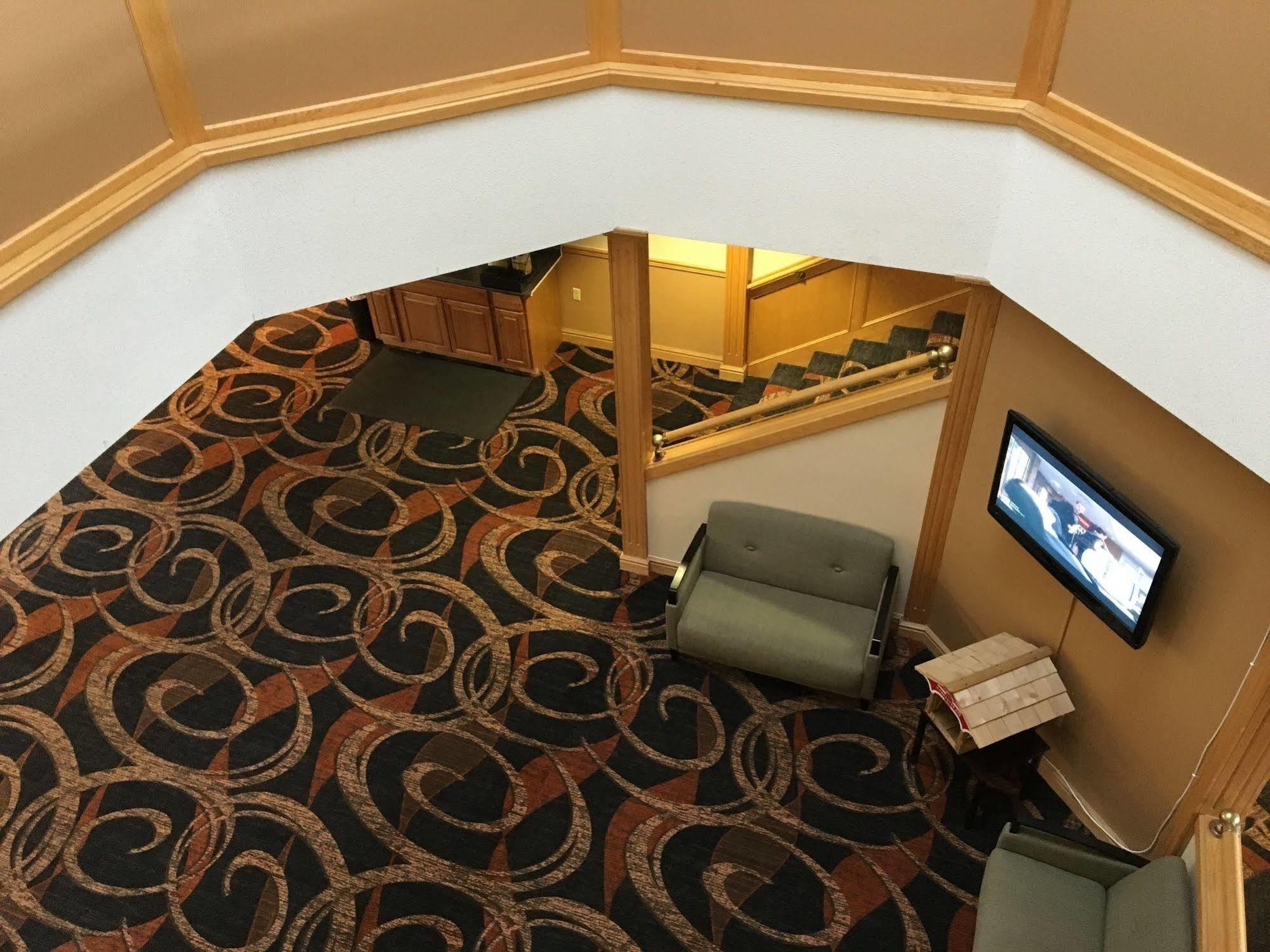 Cabot Inn & Suites Lancaster Bagian luar foto