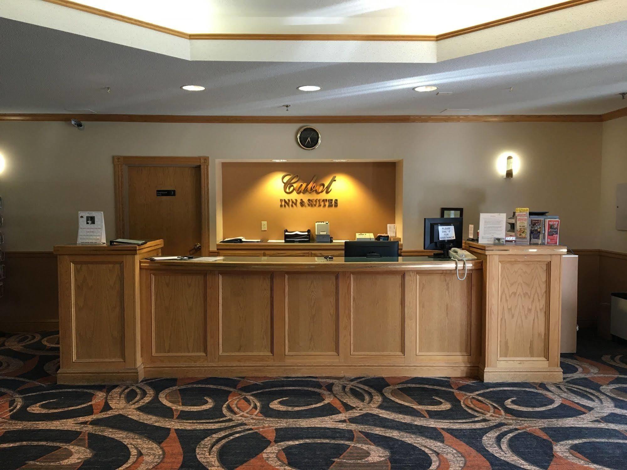 Cabot Inn & Suites Lancaster Bagian luar foto